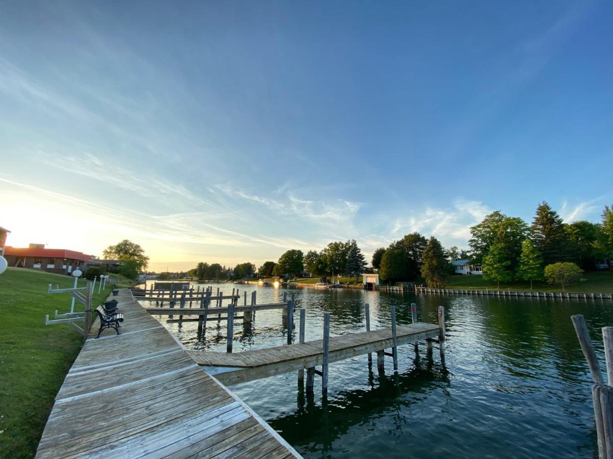 Fleetwood Inn Suites Cheboygan Zewnętrze zdjęcie