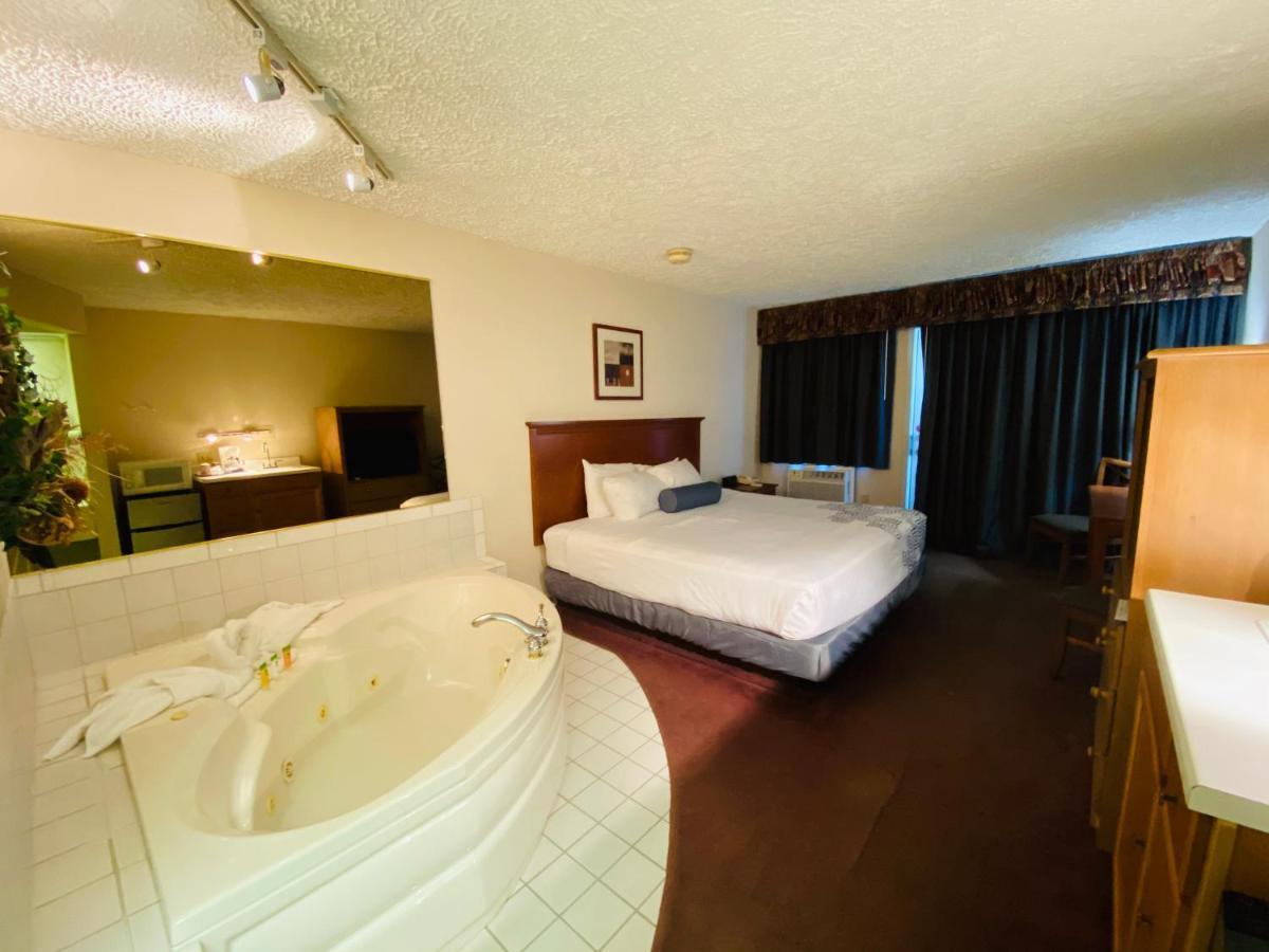Fleetwood Inn Suites Cheboygan Zewnętrze zdjęcie