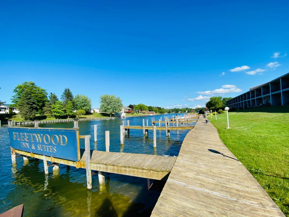 Fleetwood Inn Suites Cheboygan Zewnętrze zdjęcie