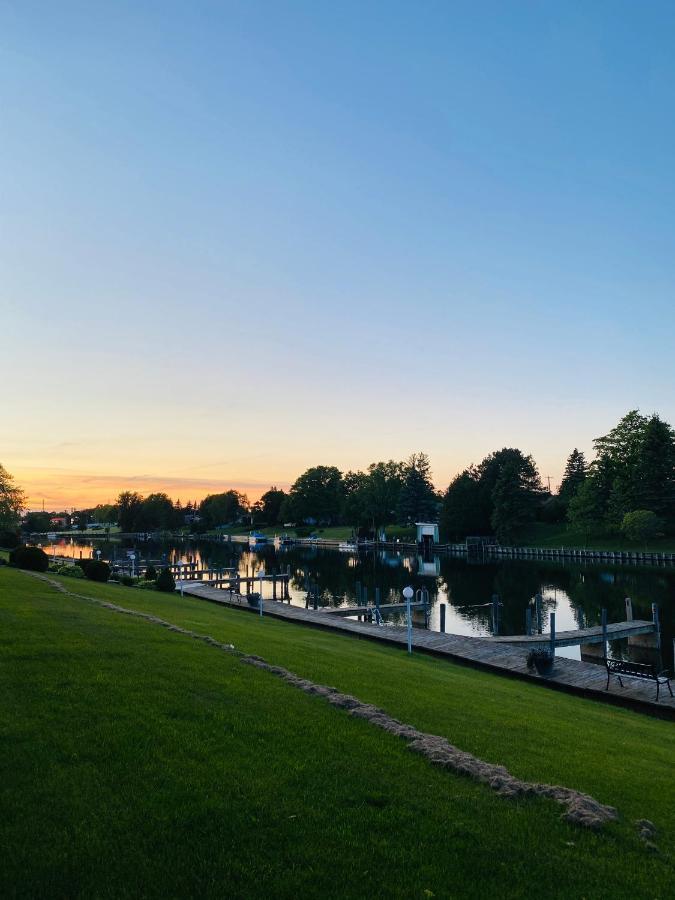 Fleetwood Inn Suites Cheboygan Zewnętrze zdjęcie