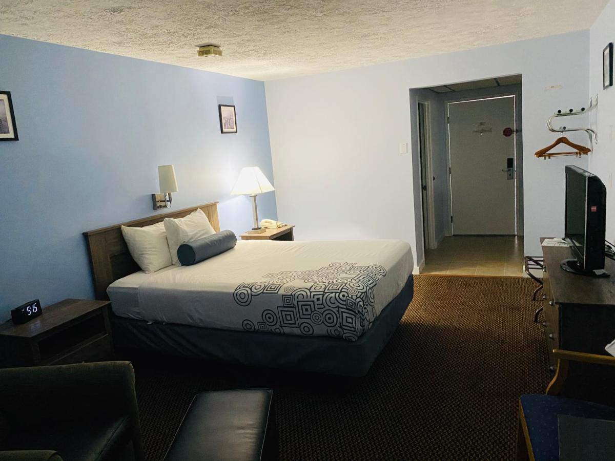 Fleetwood Inn Suites Cheboygan Zewnętrze zdjęcie