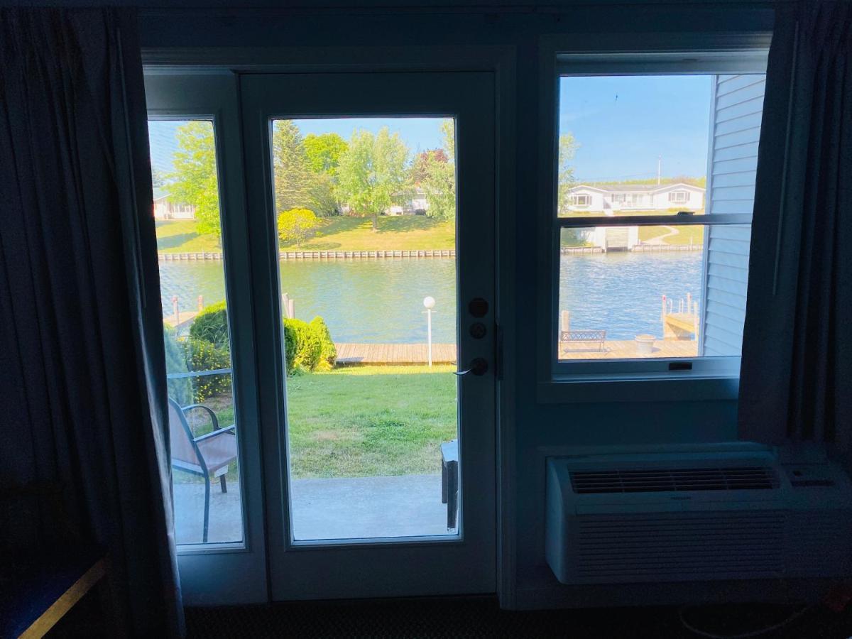 Fleetwood Inn Suites Cheboygan Zewnętrze zdjęcie