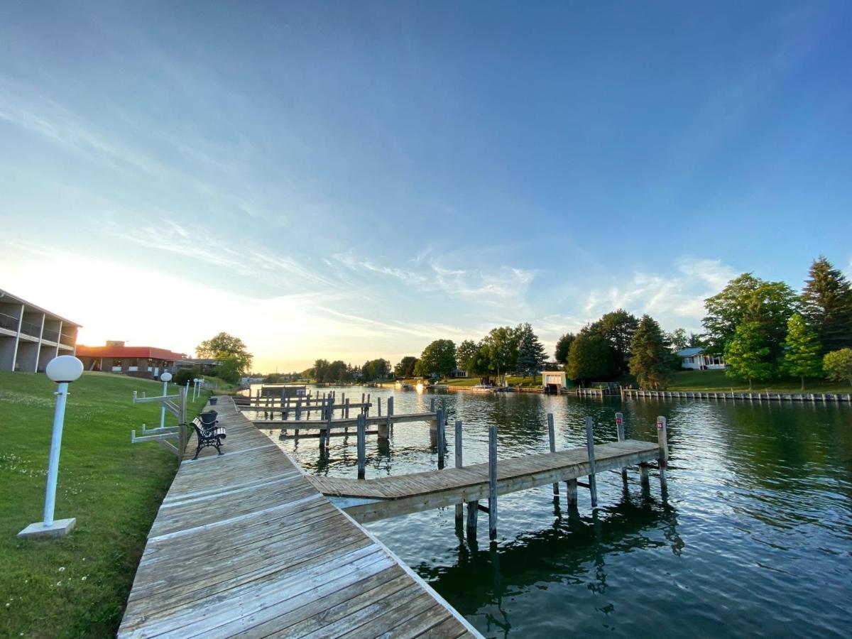 Fleetwood Inn Suites Cheboygan Zewnętrze zdjęcie