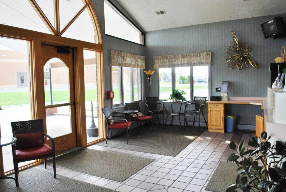 Fleetwood Inn Suites Cheboygan Zewnętrze zdjęcie