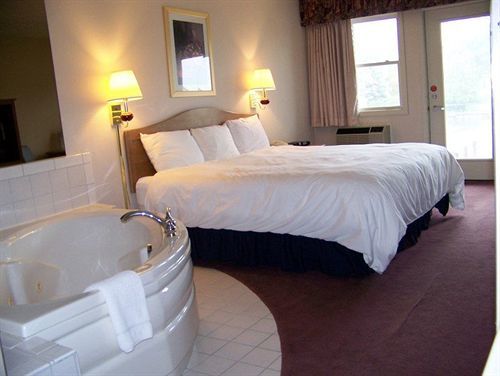 Fleetwood Inn Suites Cheboygan Zewnętrze zdjęcie